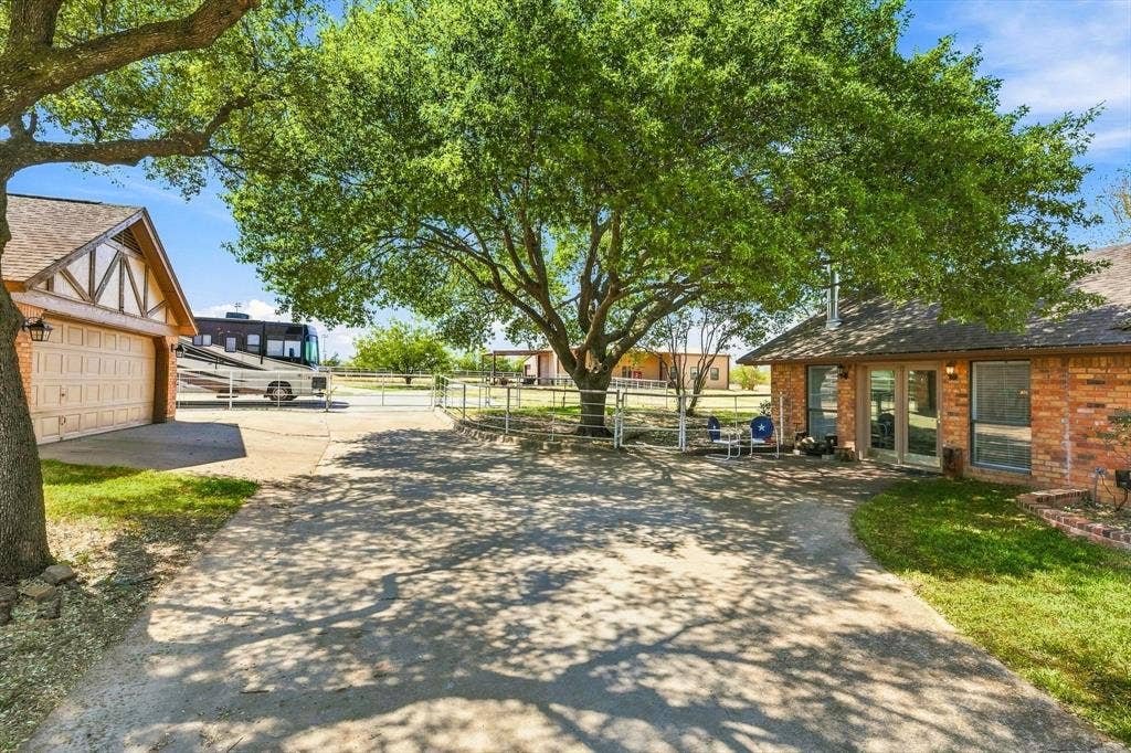 11513 Ridgeview Circle, Fort Worth, TX 76244