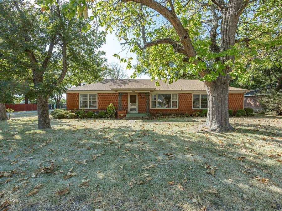 Property photo for 1003 E Milam Street, Ennis, TX