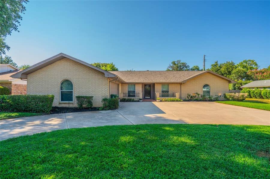 Property photo for 1804 Lincolnshire Drive, Bedford, TX