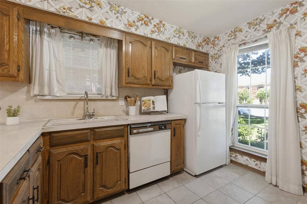 1700 Mayflower Drive, Richardson, TX 75081 Refrigerator remains with the property.