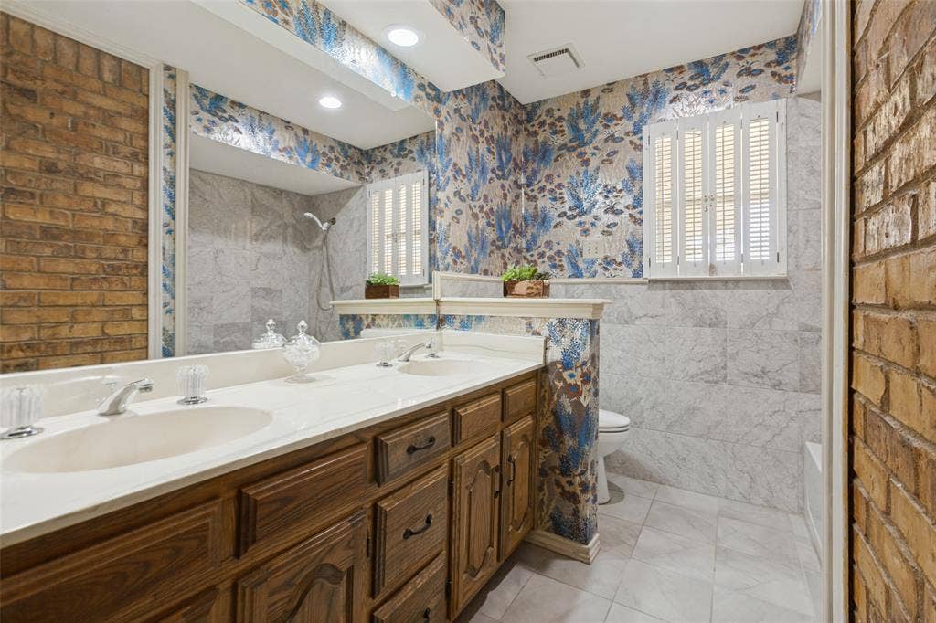 1700 Mayflower Drive, Richardson, TX 75081 Hall bath..2 sinks