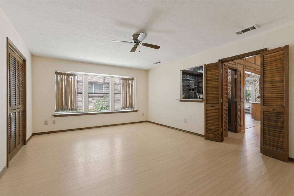 1700 Mayflower Drive, Richardson, TX 75081 2nd living area w/wet bar
