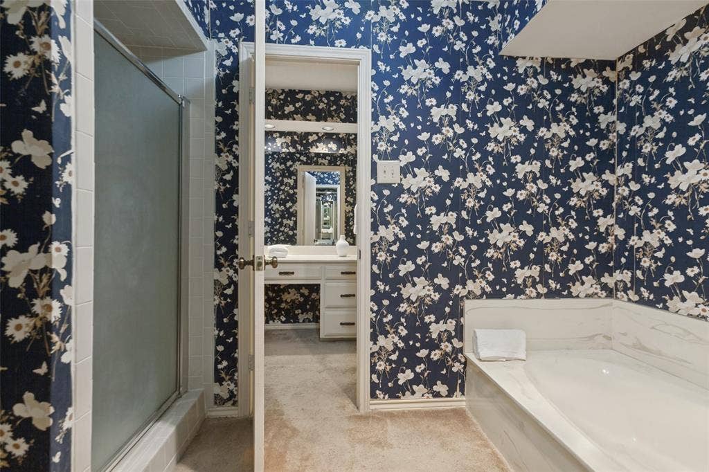 1700 Mayflower Drive, Richardson, TX 75081 Shared wet area. bathtub & separate shower.
