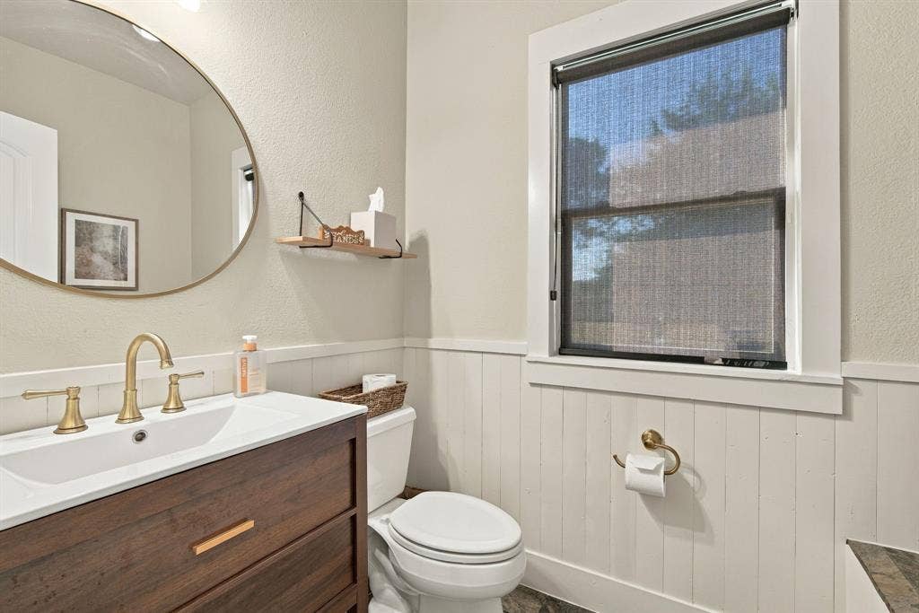 4050 Wisteria Trail, Midlothian, TX 76065 Upstairs bedroom