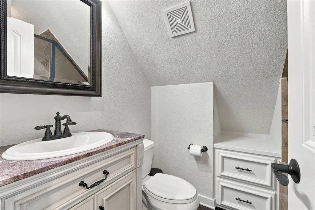 4050 Wisteria Trail, Midlothian, TX 76065 Upstairs bathroom