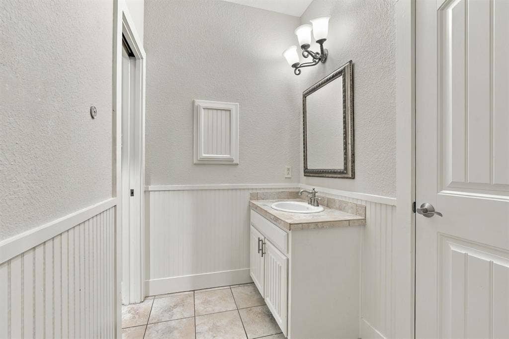 4050 Wisteria Trail, Midlothian, TX 76065 Jack and Jill bathroom