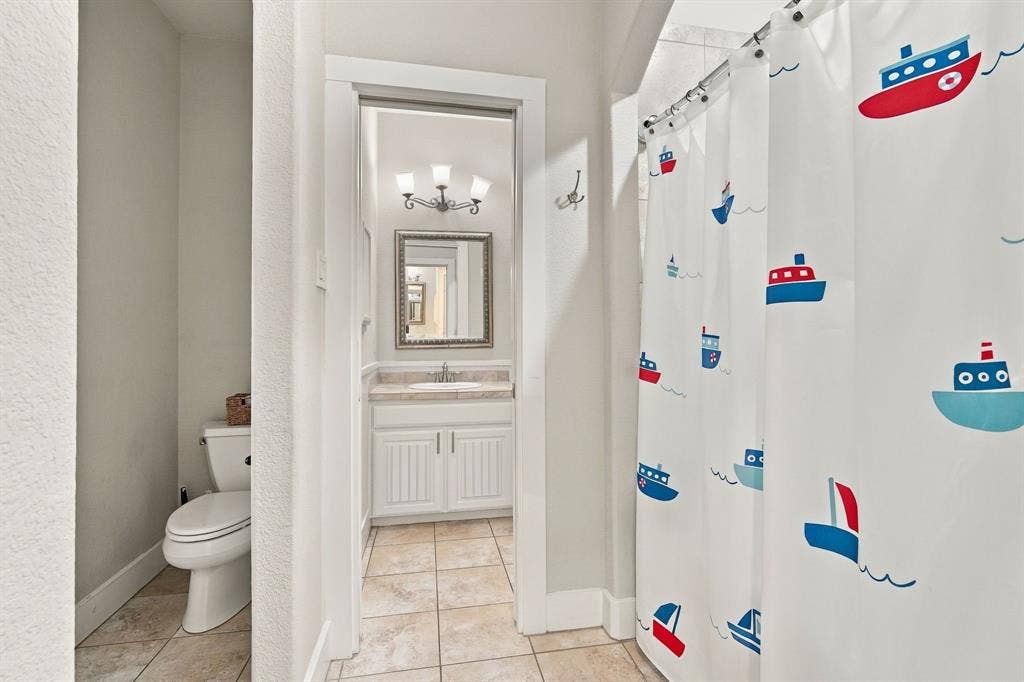 4050 Wisteria Trail, Midlothian, TX 76065 Jack and Jill bathroom