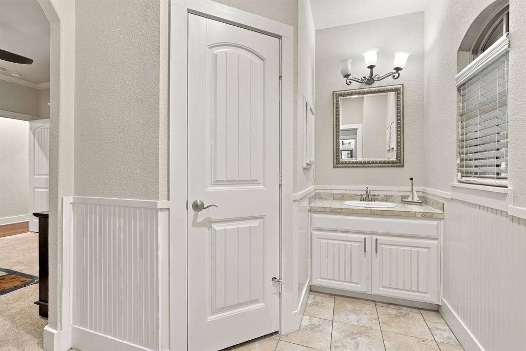 4050 Wisteria Trail, Midlothian, TX 76065 Jack and Jill bathroom