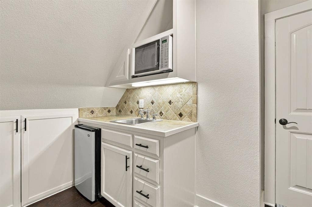 4050 Wisteria Trail, Midlothian, TX 76065 Upstairs Kitchenette