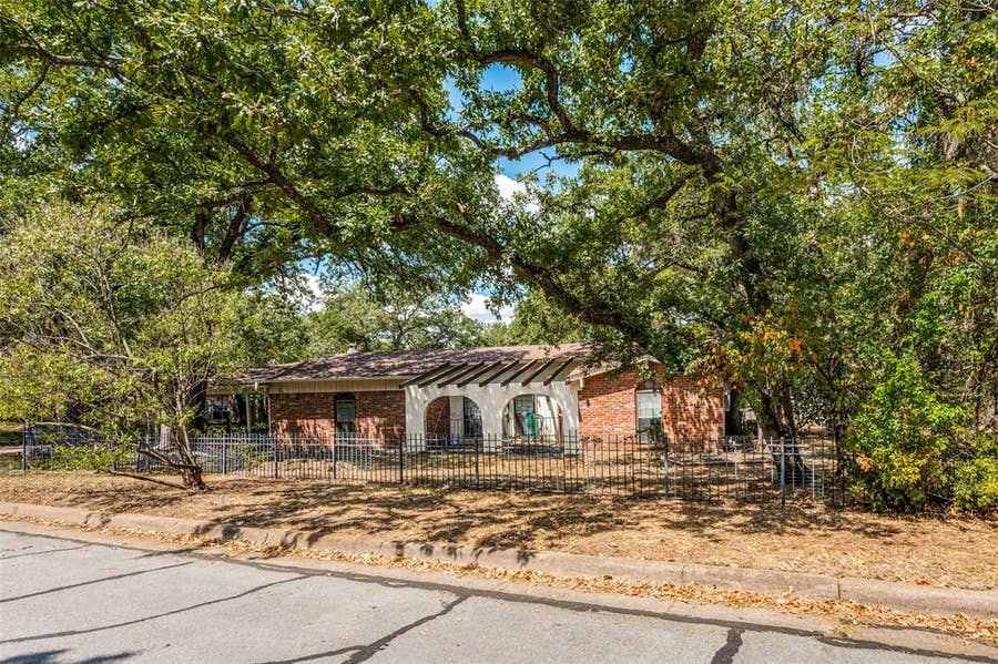 Property photo for 2817 Buffalo Court, Arlington, TX
