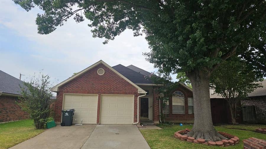 Property photo for 827 Quail Brook Drive, Arlington, TX