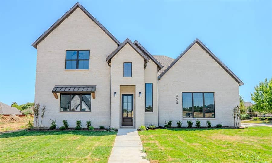 Property photo for 924 Claystone Ridge Drive, Fort Worth, TX