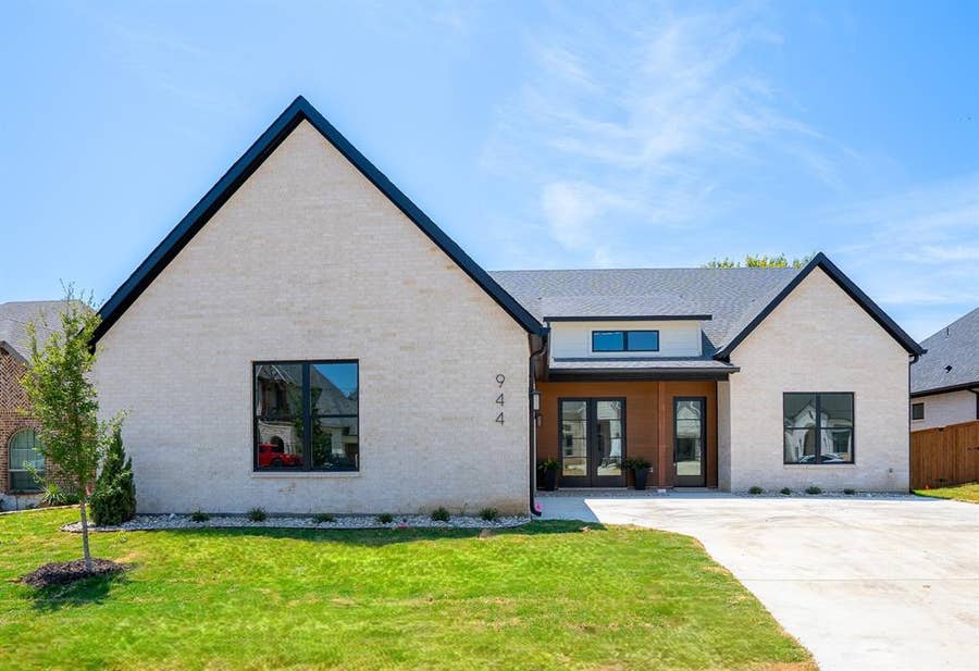 Property photo for 944 Claystone Ridge Drive, Fort Worth, TX