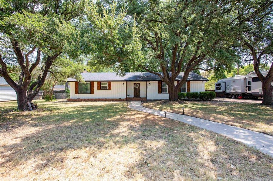 Property photo for 1132 W 8th Street, McGregor, TX