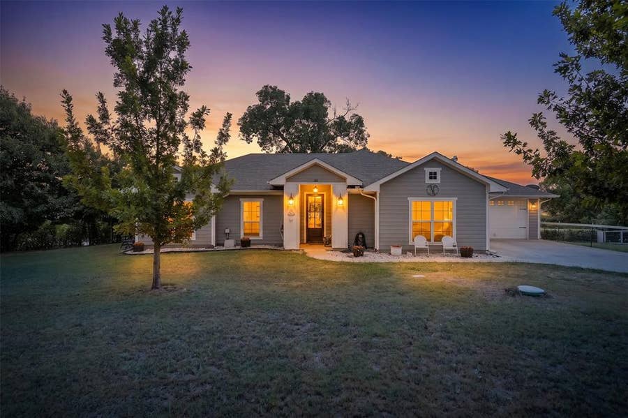 Property photo for 161 Laurie Lane, Waxahachie, TX