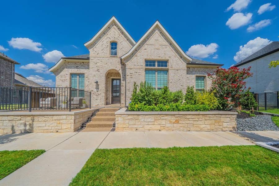 Property photo for 1518 Viridian Park Lane, Arlington, TX