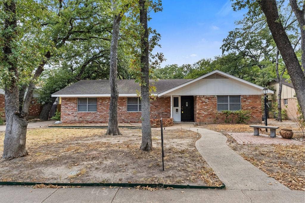 1809 Glenbrook Drive, Irving, TX 75061