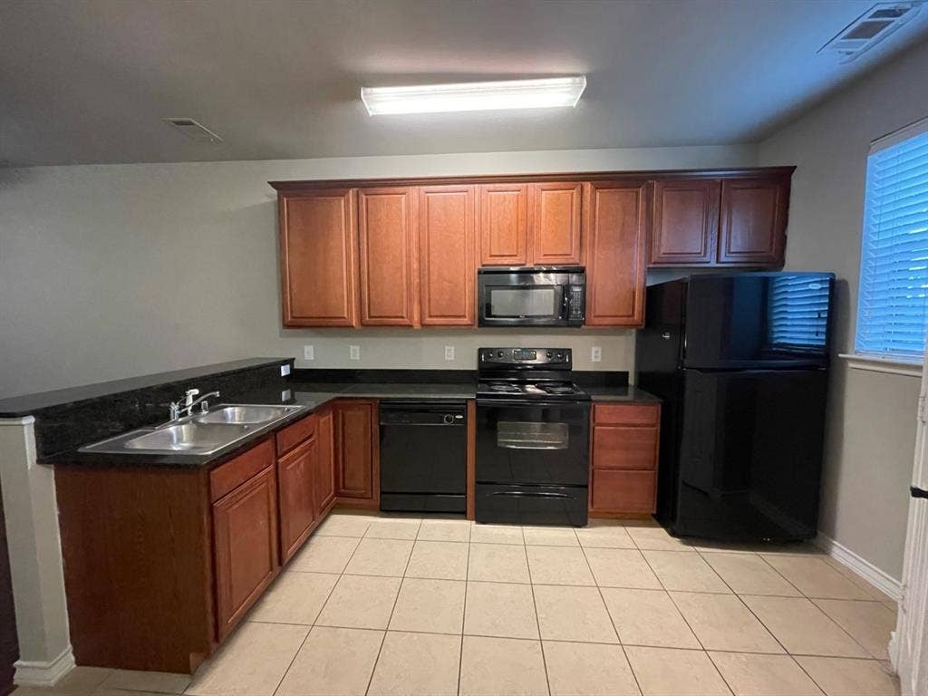 910 Glenn Crossett Street, Arlington, TX 76010