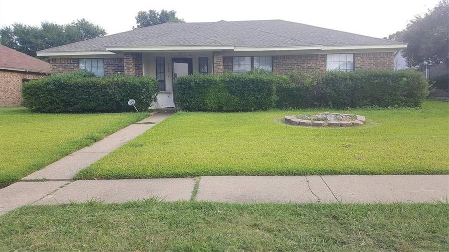 Property photo for 210 W Apollo Road, Garland, TX