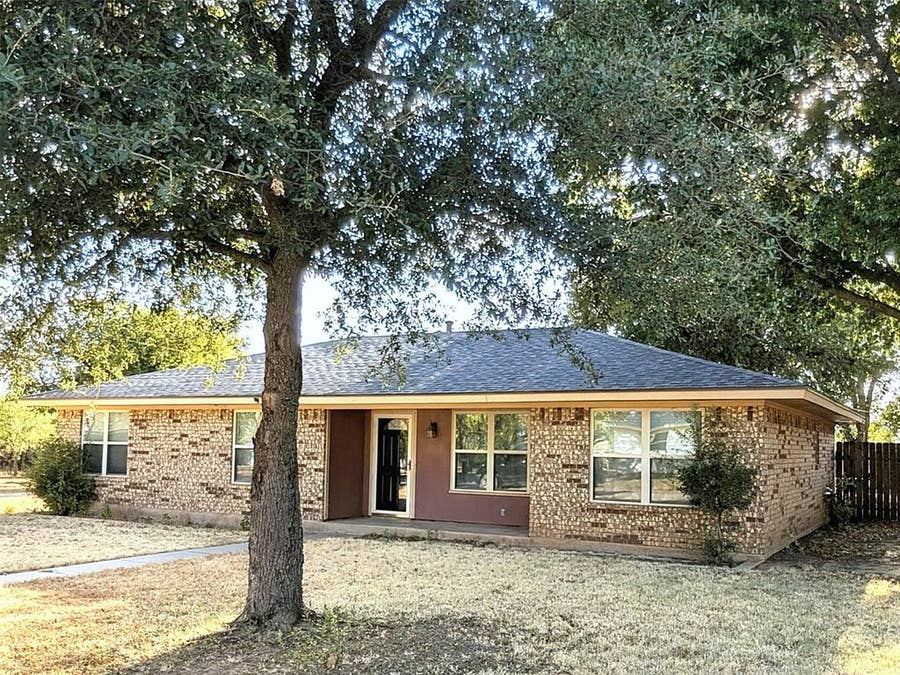 Property photo for 1316 S Galloway Drive, Olney, TX