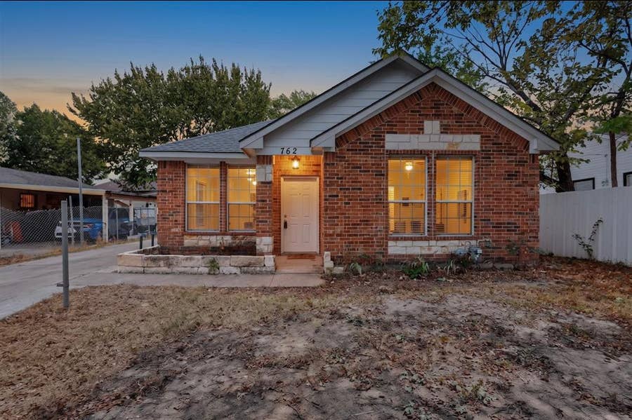 Property photo for 762 Bethpage Avenue, Dallas, TX