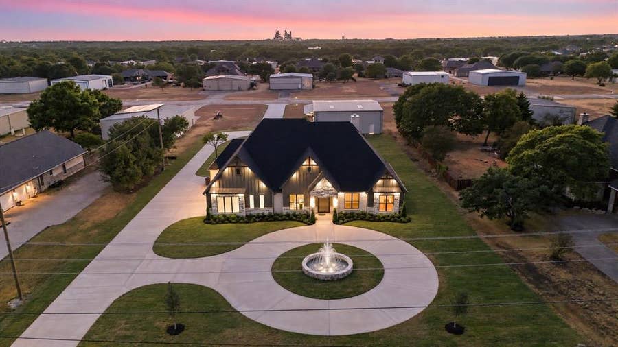 Property photo for 2931 N Mockingbird Lane, Midlothian, TX