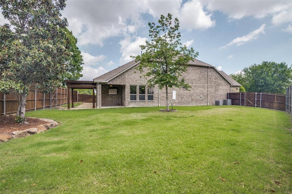 10002 Edgeway Circle, Rowlett, TX 75089 Side yard facing house.