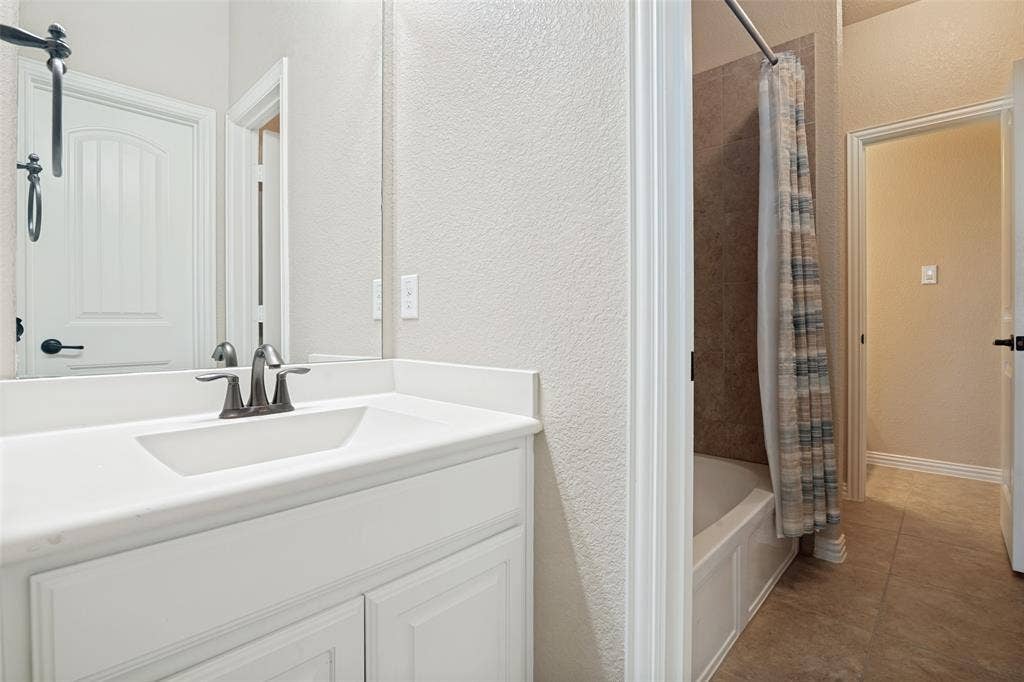 10002 Edgeway Circle, Rowlett, TX 75089 Connecting bath between the two upstairs bedrooms.