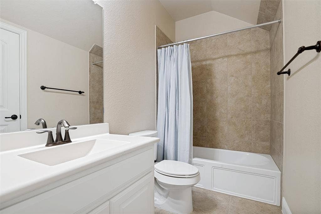 10002 Edgeway Circle, Rowlett, TX 75089 En suite bath in first floor bedroom.