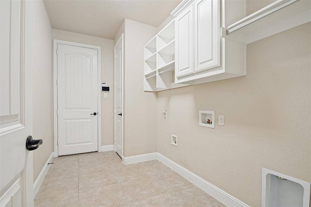 10002 Edgeway Circle, Rowlett, TX 75089 Oversized laundry room off kitchen with access to one of two garages.