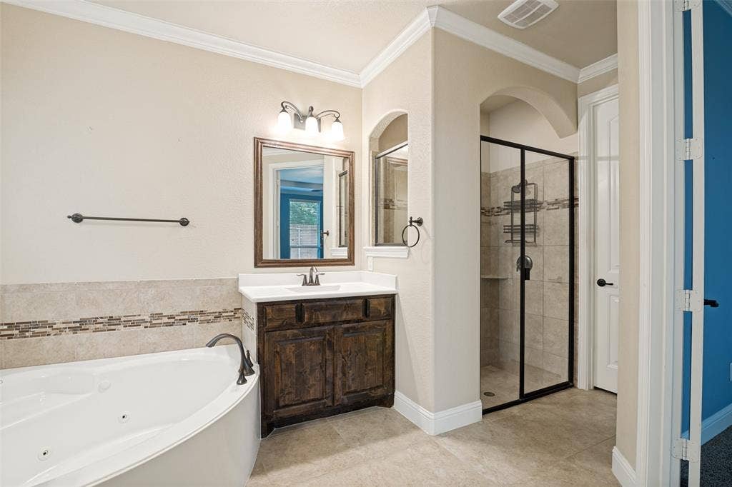 10002 Edgeway Circle, Rowlett, TX 75089 Separate shower in primary bath.