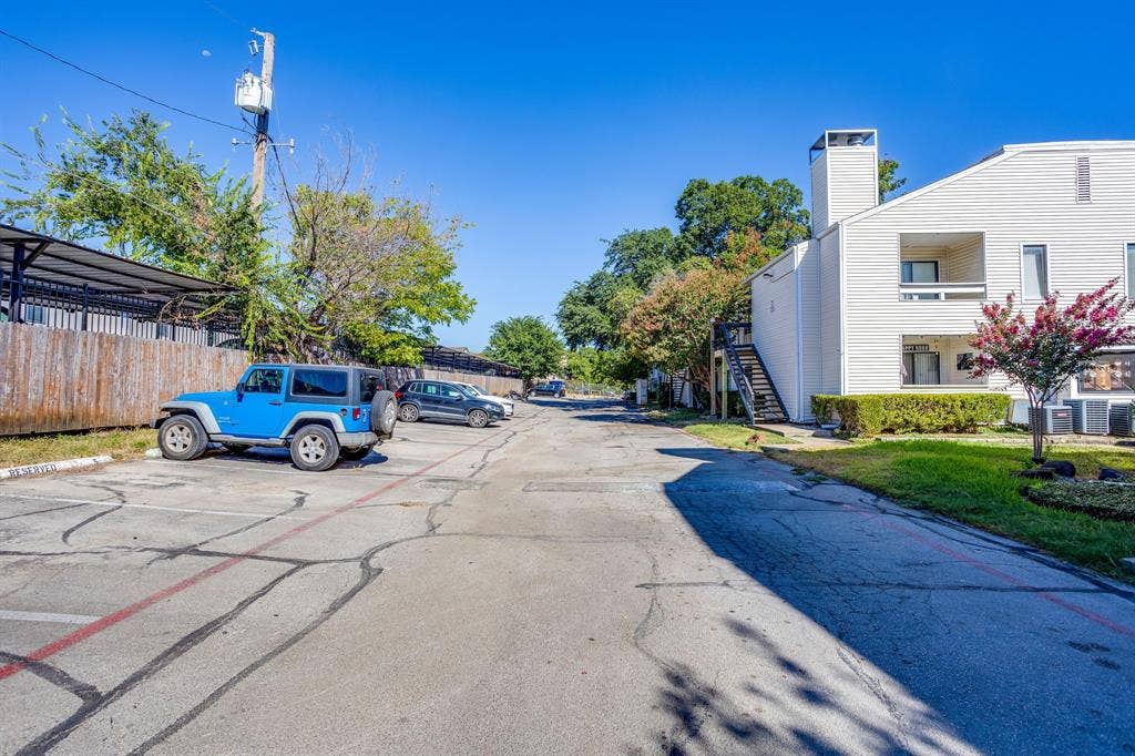 7431 Holly Hill, #101, Dallas, TX 75231 Parking area
