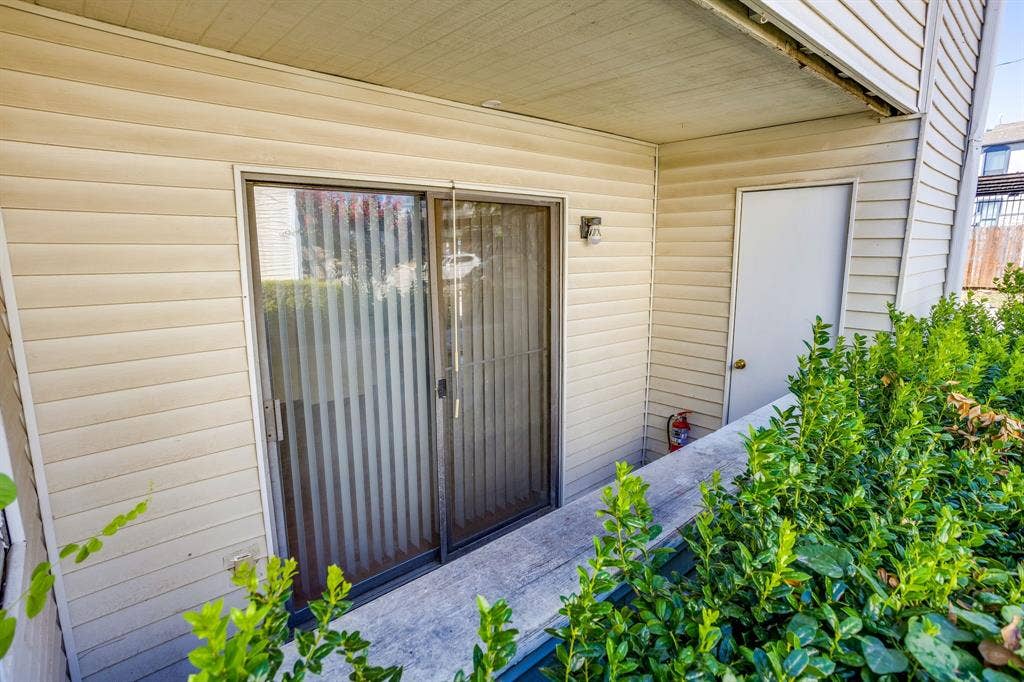 7431 Holly Hill, #101, Dallas, TX 75231 Side patio
