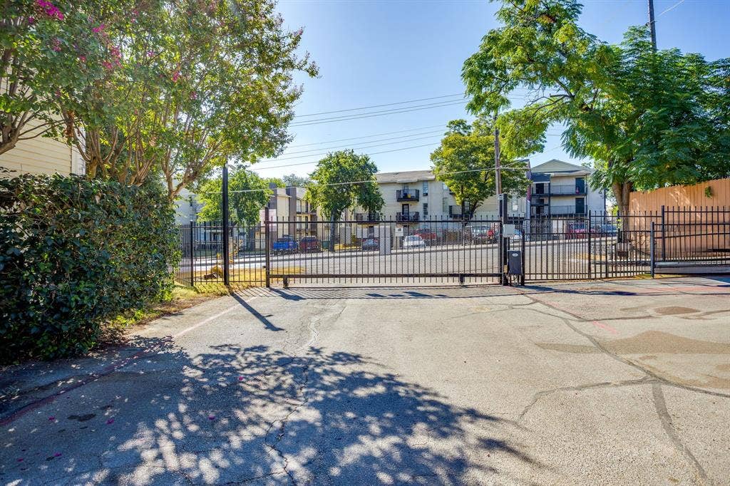 7431 Holly Hill, #101, Dallas, TX 75231 Exit gate