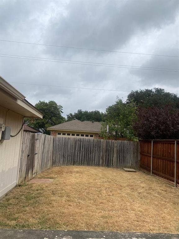 2127 Cordoba Drive, Carrollton, TX 75006 Fenced yard