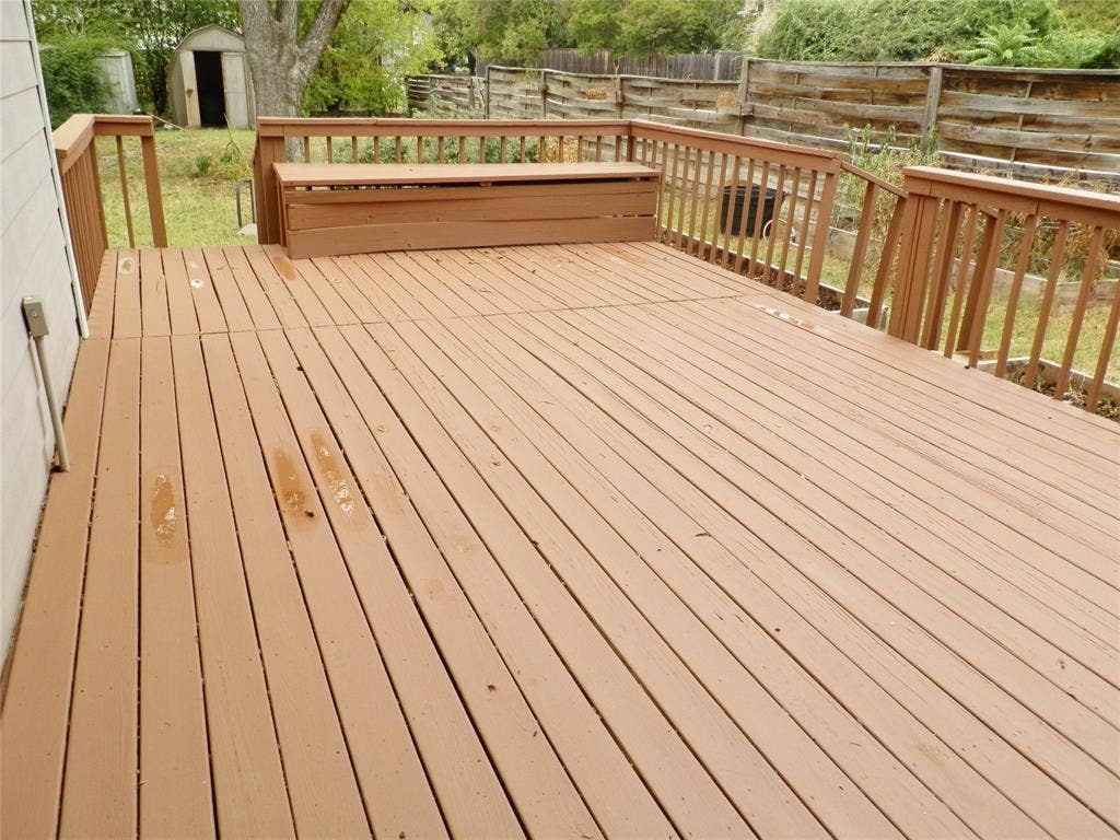 8823 San Benito Way, Dallas, TX 75218 Spacious wood deck with built-in bench seating and wood railing