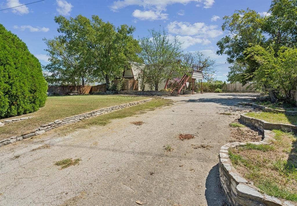 157 Business Boulevard, Granbury, TX 76049 View of the driveway