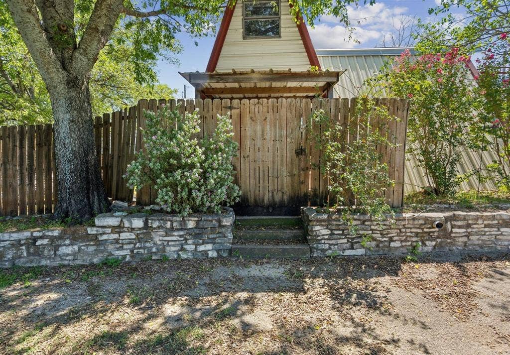 157 Business Boulevard, Granbury, TX 76049 View of yard with fence