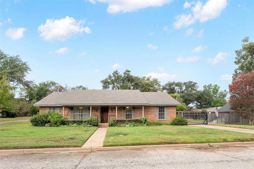 925 Bradley Drive, Athens, TX 75751 Front of home with covered front porch