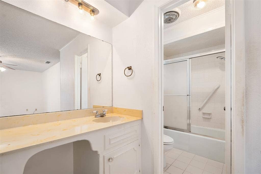 925 Bradley Drive, Athens, TX 75751 Primary bathroom with tub and shower combo