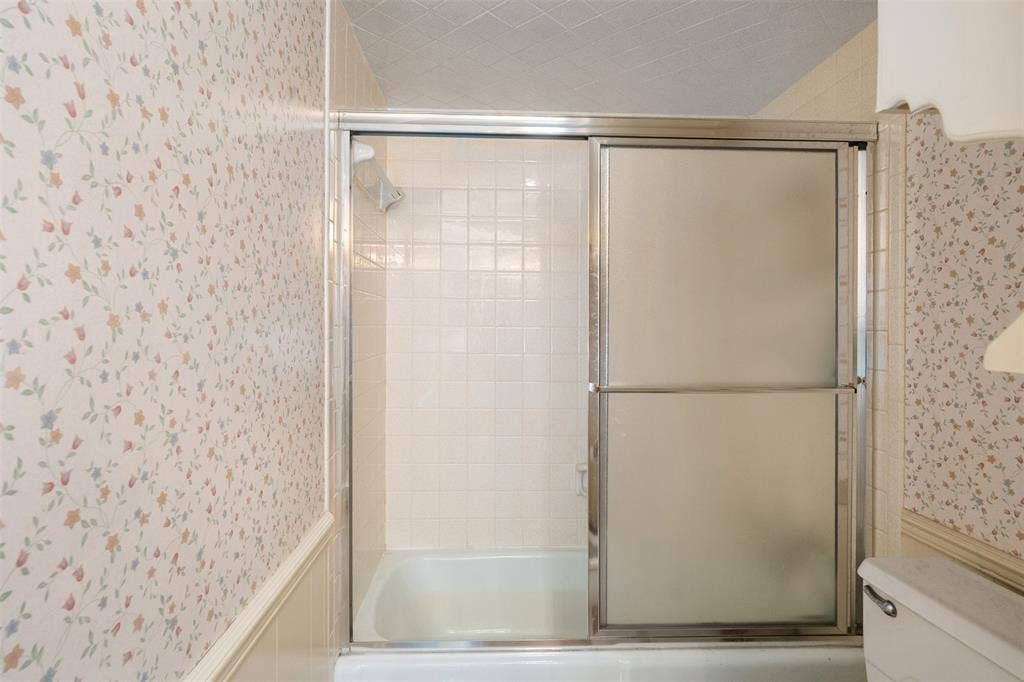 925 Bradley Drive, Athens, TX 75751 Hall bathroom with tub and shower combo