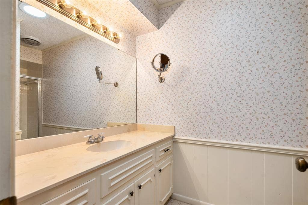 925 Bradley Drive, Athens, TX 75751 Hall bathroom