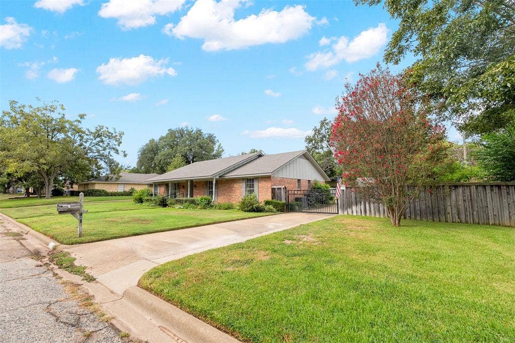 925 Bradley Drive, Athens, TX 75751 925 Bradley Drive, Athens, TX 75751