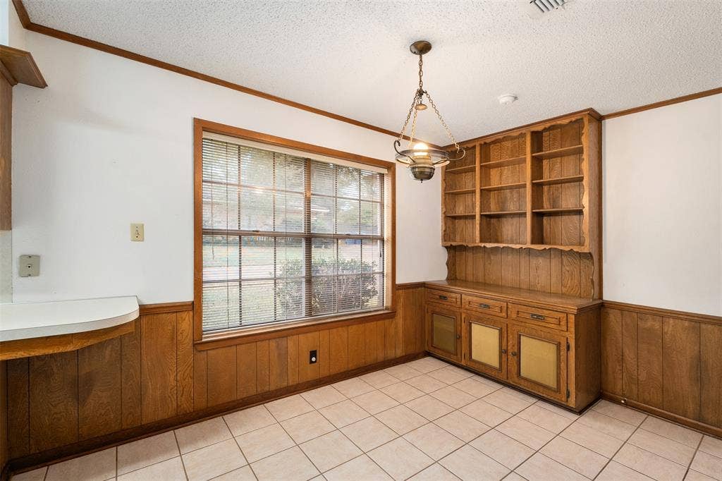 925 Bradley Drive, Athens, TX 75751 Breakfast area in kitchen with built in storage