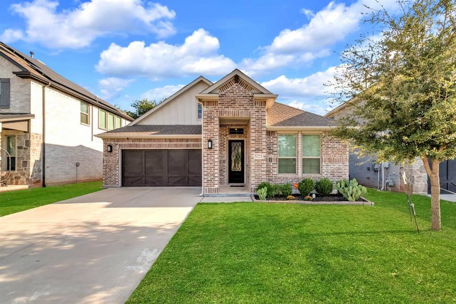 Property photo for 5221 Beautyberry Drive, Fort Worth, TX