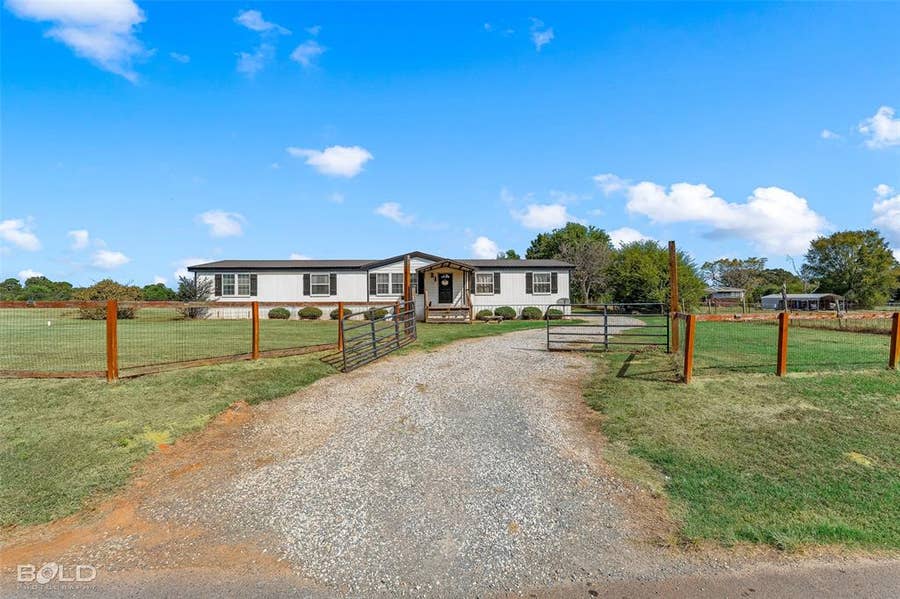 Property photo for 135 Peace Lane, Benton, LA