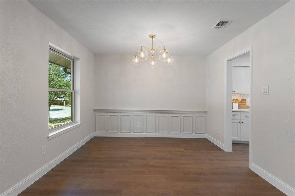 2844 Hurstview Drive, Hurst, TX 76054 Chandelier lighting