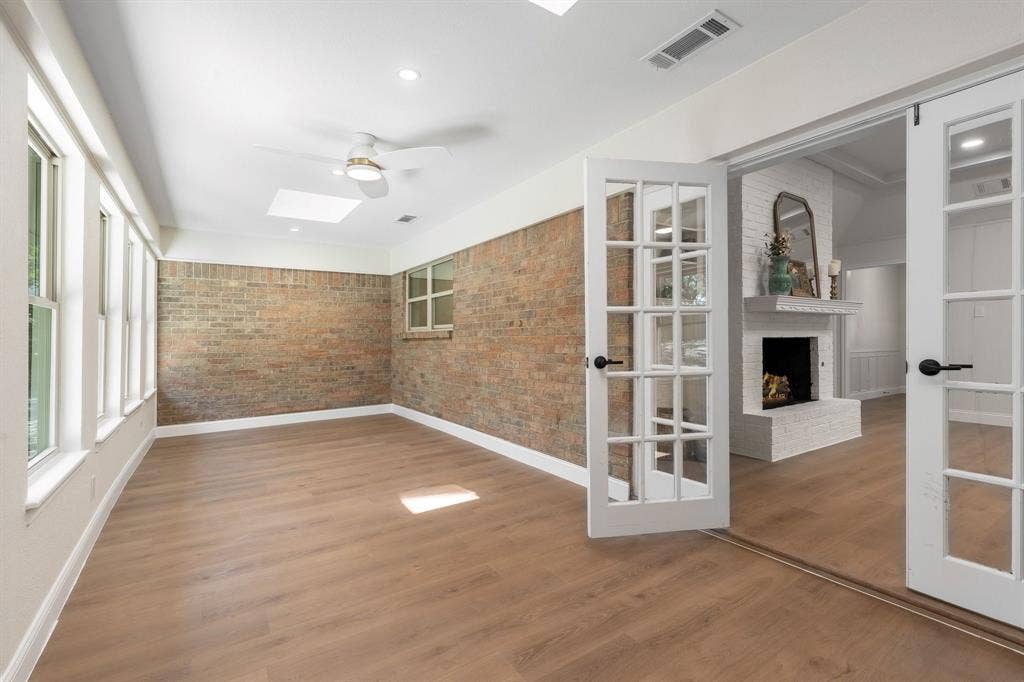 2844 Hurstview Drive, Hurst, TX 76054 Climate controlled sun room