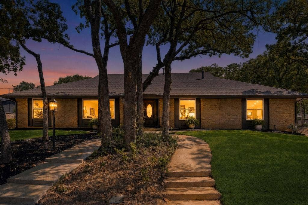 2844 Hurstview Drive, Hurst, TX 76054 Treed front yard