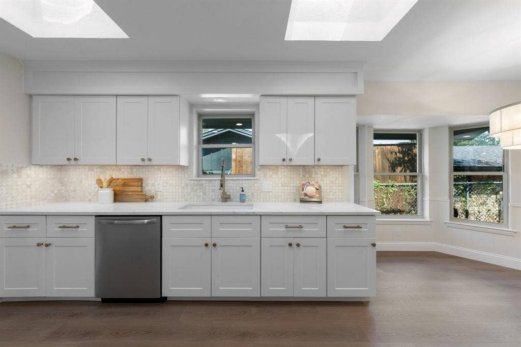 2844 Hurstview Drive, Hurst, TX 76054 Tile backsplash with under cabinet lighting